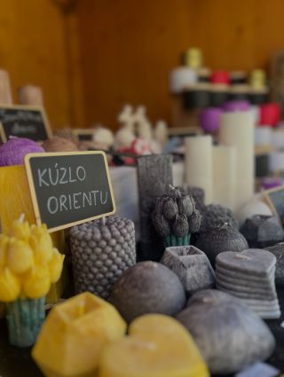 ✨ KÚZLO ORIENTU ✨ Jemná poézia ukrytá v kvapke vosku. Vône ďalekých krajín tancujú v plameni, a každý tvar nesie príbeh,...